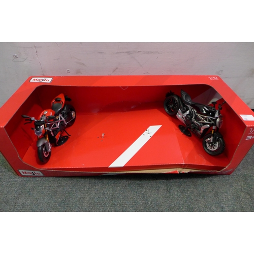 3053 - Maisto 1:18 Car and 2 Maisto Motorcycles (282-367,410)  * This lot is subject to vat