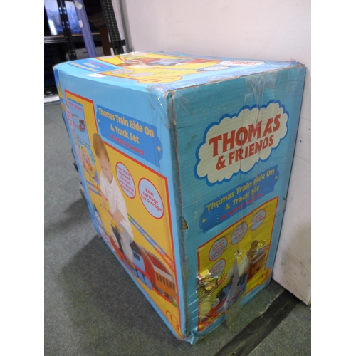 3075 - Thomas and Friends Ride on Train and Track Set - boxed - 1-3 years