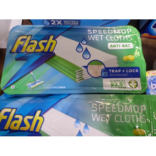 3136 - Flash Speed Mop starter kit and refills * this lot is subject to VAT