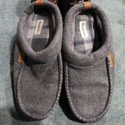 3219 - Pair of men's steel toe DeWalt boots, size UK 9 and pair of men's grey Dearfoam slippers size large ... 