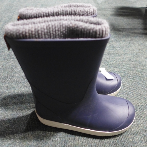 3222 - Pair of child's navy fleece lined wellies - size 31/32 * this lot is subject to VAT