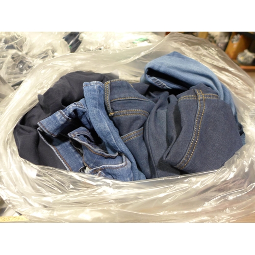 3252 - Bag of men's casual trousers and jeans - mixed sizes/colours/styles * this lot is subject to VAT