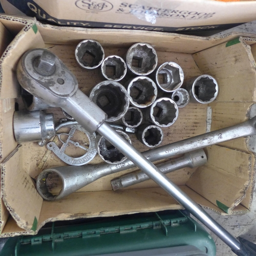 2012 - Box of 20mm 4/5” lorry sockets, ratchet, extension bar and Cavalier tool box