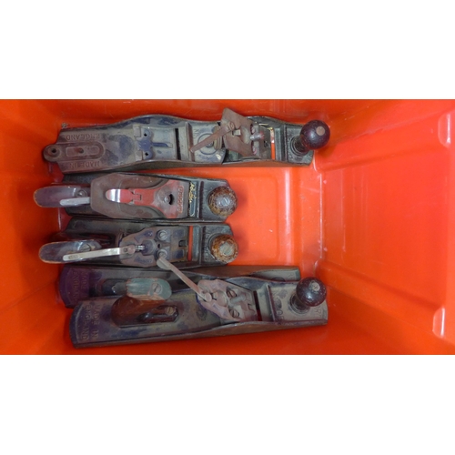 2052 - Record and Stanley Bailey planes includes no.5 and spares plus no.4 joiner's/wood planes