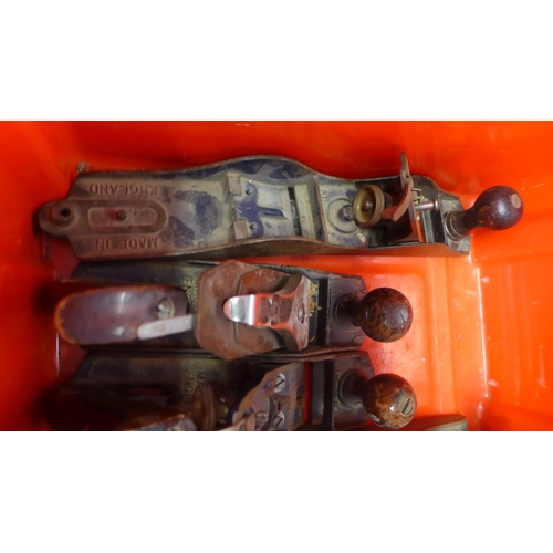 2052 - Record and Stanley Bailey planes includes no.5 and spares plus no.4 joiner's/wood planes