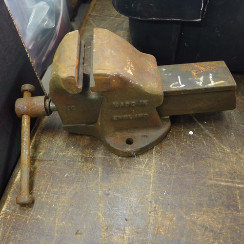 2068 - Record bench vice & No 1 small joiner's vice