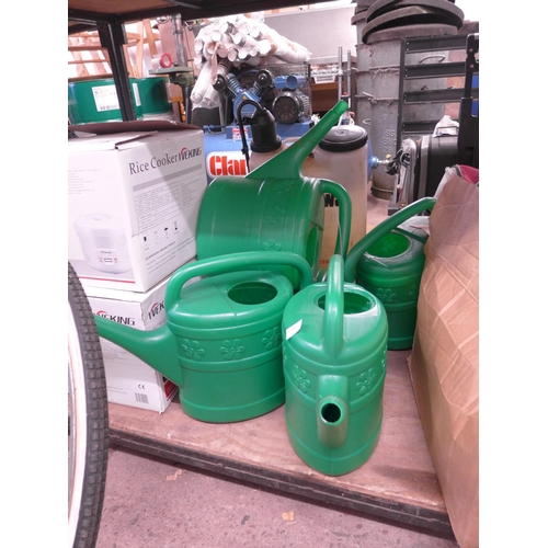 2188 - 5 Green plastic watering cans with rose