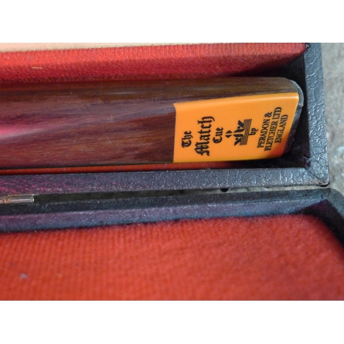 2283 - Vintage 'The Match' pool cue in case