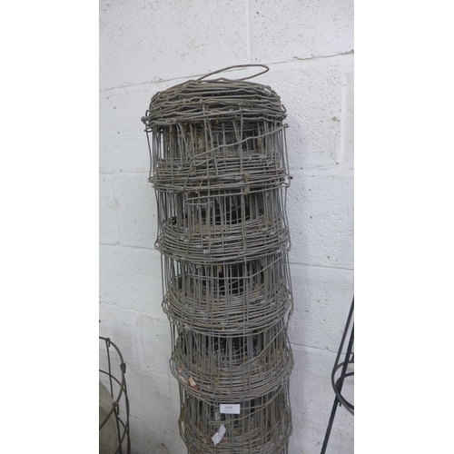 2484 - Roll of mesh fencing