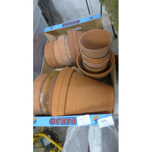 2485 - Approx. 25 mixed terracotta plant pots and dragon plinth bird bath