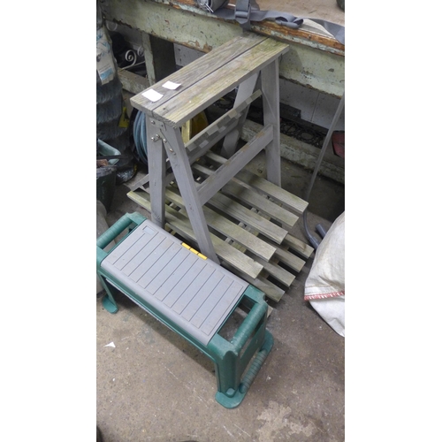 2490 - Greenhouse plant stand and weeding kneeler pad