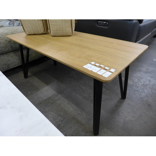 1505 - A Lutina oak coffee table