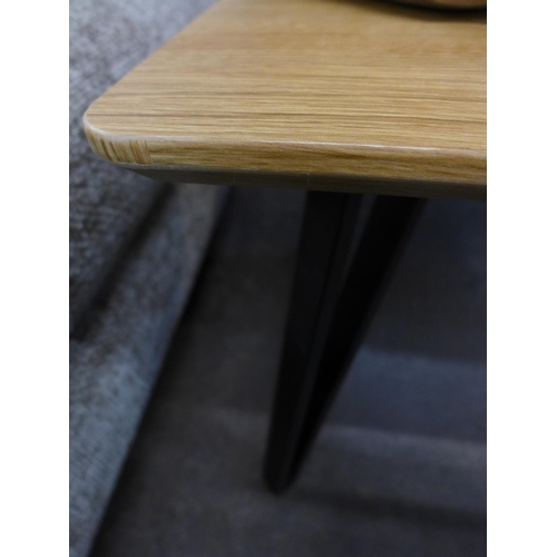 1505 - A Lutina oak coffee table