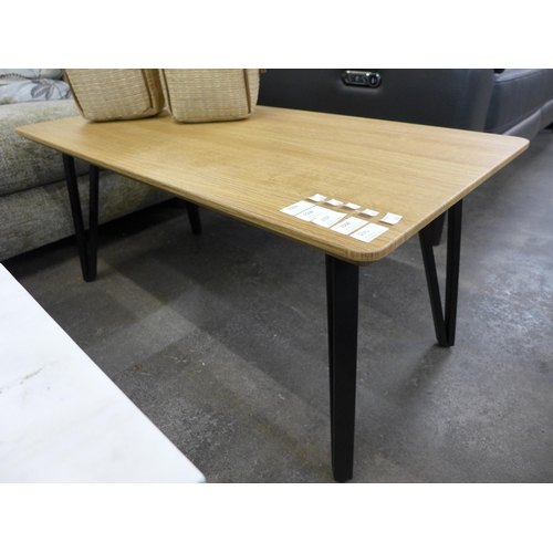 1506 - A Lutina oak coffee table