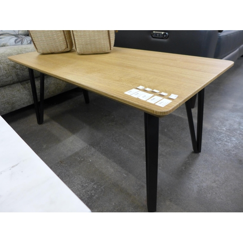 1507 - A Lutina oak coffee table