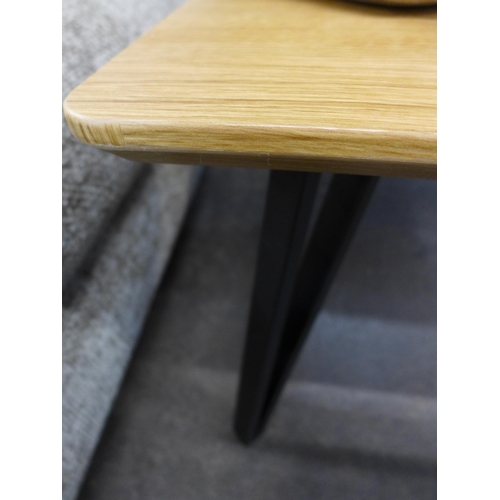 1507 - A Lutina oak coffee table