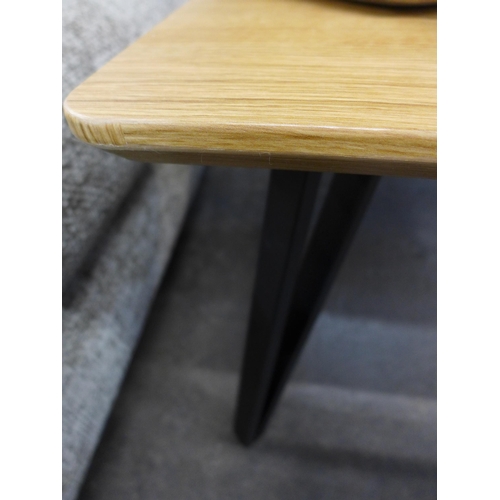 1508 - A Lutina oak coffee table