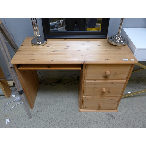 1631 - A pine desk