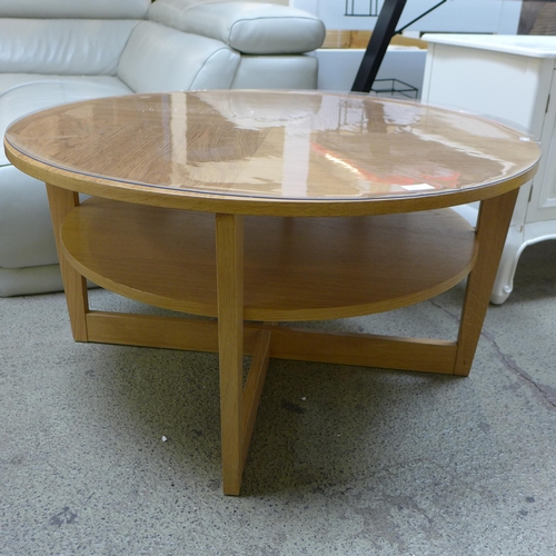 1639 - A circular light oak coffee table