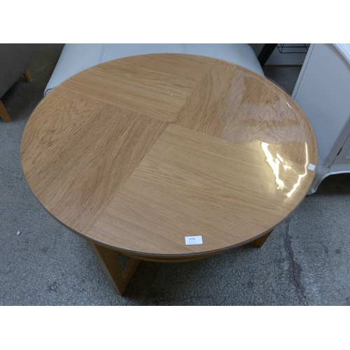 1639 - A circular light oak coffee table