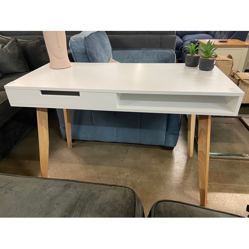 1394 - A Dimley white desk