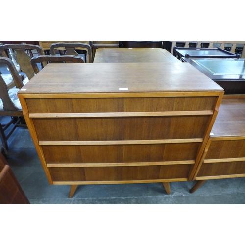 24 - An Avalon Yatton oak chest of drawers