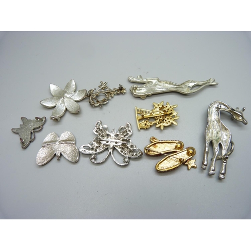 1032 - Costume brooches