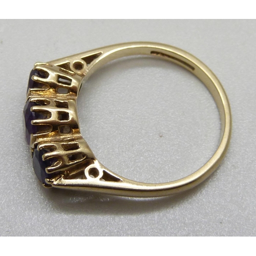 1049 - A 9ct gold and amethyst ring, 3.2g, P