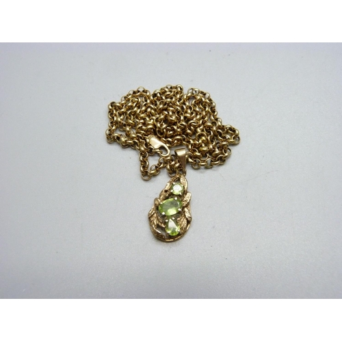 1051 - A 9ct gold and peridot pendant and chain, 7.5g, chain 59cm