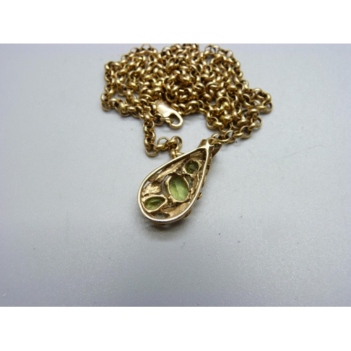 1051 - A 9ct gold and peridot pendant and chain, 7.5g, chain 59cm