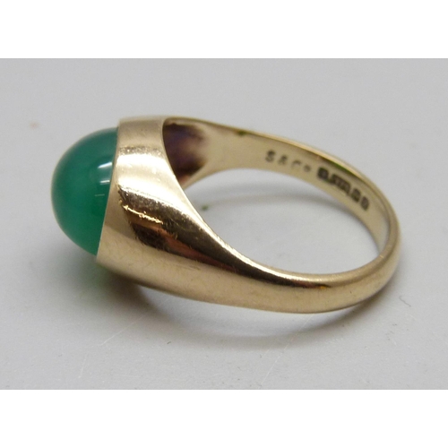 1056 - A 9ct gold and cabochon jade ring, 3.3g, K