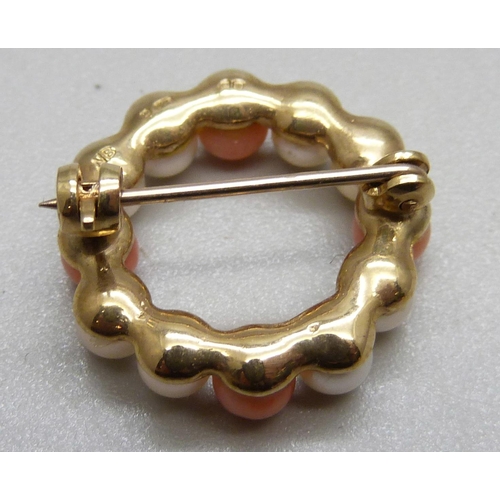 1060 - A 9ct gold, pearl and coral brooch, 3.5g