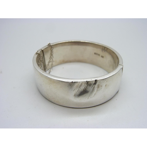 1067 - A silver bangle, 33g, dented