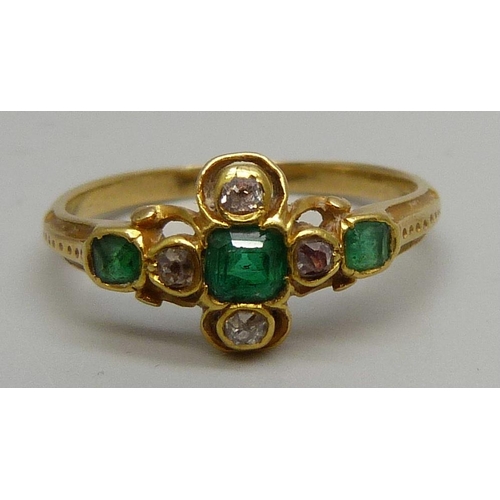 1069 - A c1900 yellow metal emerald and diamond ring, 2.6g, N