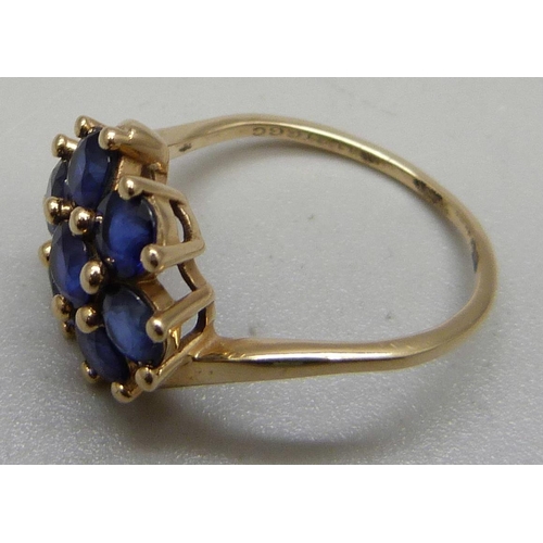 1075 - A 9ct gold sapphire cluster ring, 3.1g, O