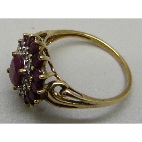 1076 - A ruby and diamond cluster ring, 3.3g, T