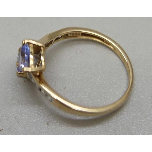 1083 - A 9ct gold, tanzanite and white stone ring, 2g, N