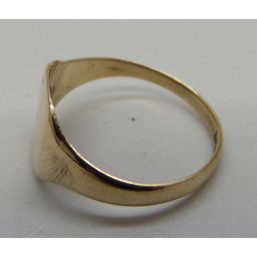 1087 - A 9ct gold signet ring, 1.2g, I