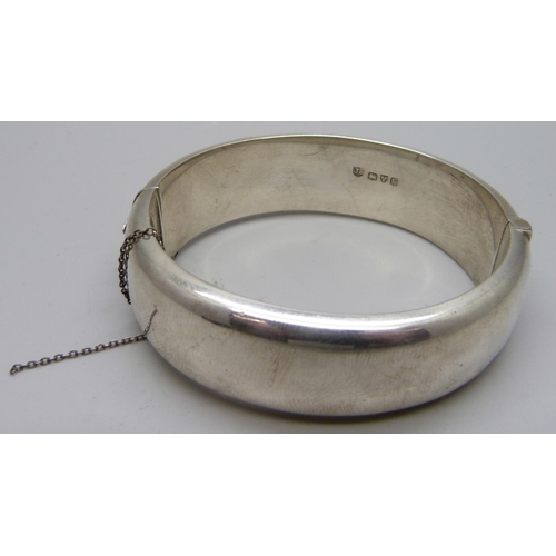 1097 - A silver bangle, 29g