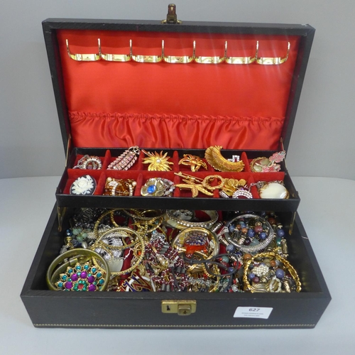 627 - A jewellery box and contents