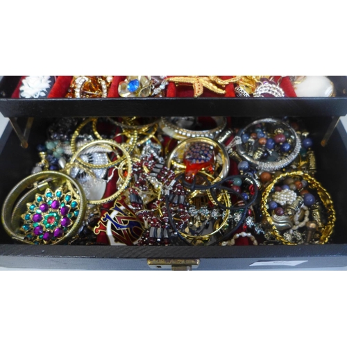 627 - A jewellery box and contents