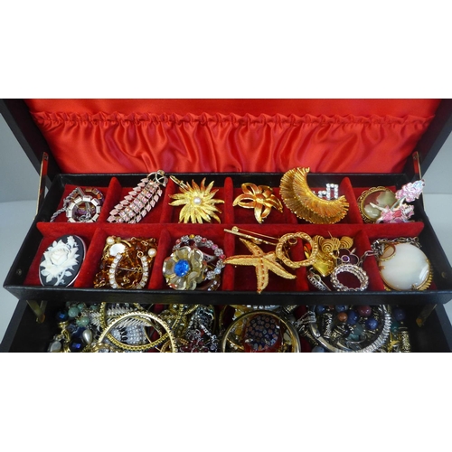 627 - A jewellery box and contents