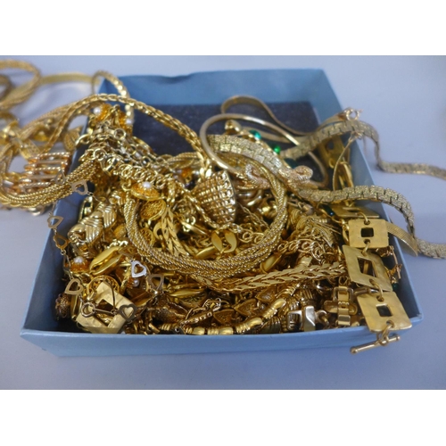 632 - Gold tone and plated jewellery including a Monet necklace, bracelet and earrings, etc.