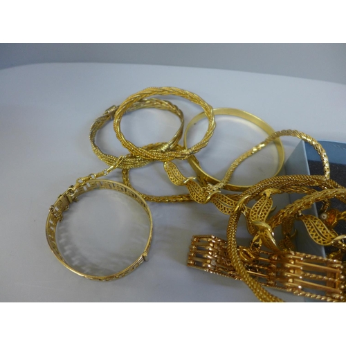 632 - Gold tone and plated jewellery including a Monet necklace, bracelet and earrings, etc.