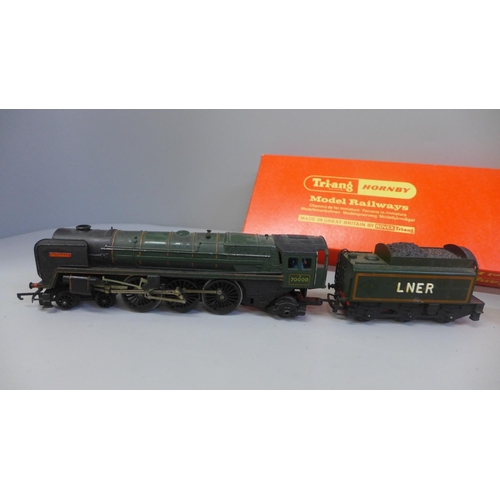 669 - A Tri-ang Hornby LNER B12 locomotive and tender