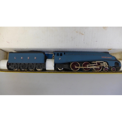 684 - A Wrenn 00 gauge locomotive and tender, Sir Nigel Gresley