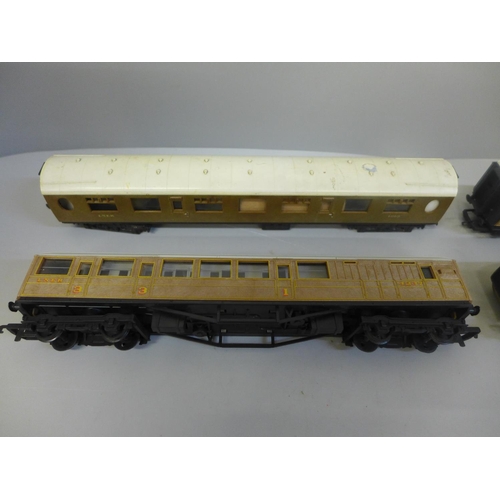 696 - Four 00 gauge model rail carriages