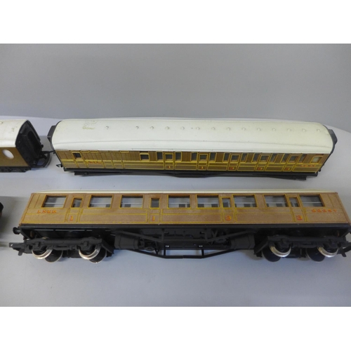 696 - Four 00 gauge model rail carriages