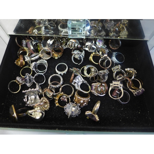 700 - Costume jewellery and rings