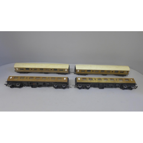 727 - Four Hornby 00 gauge railway carriages